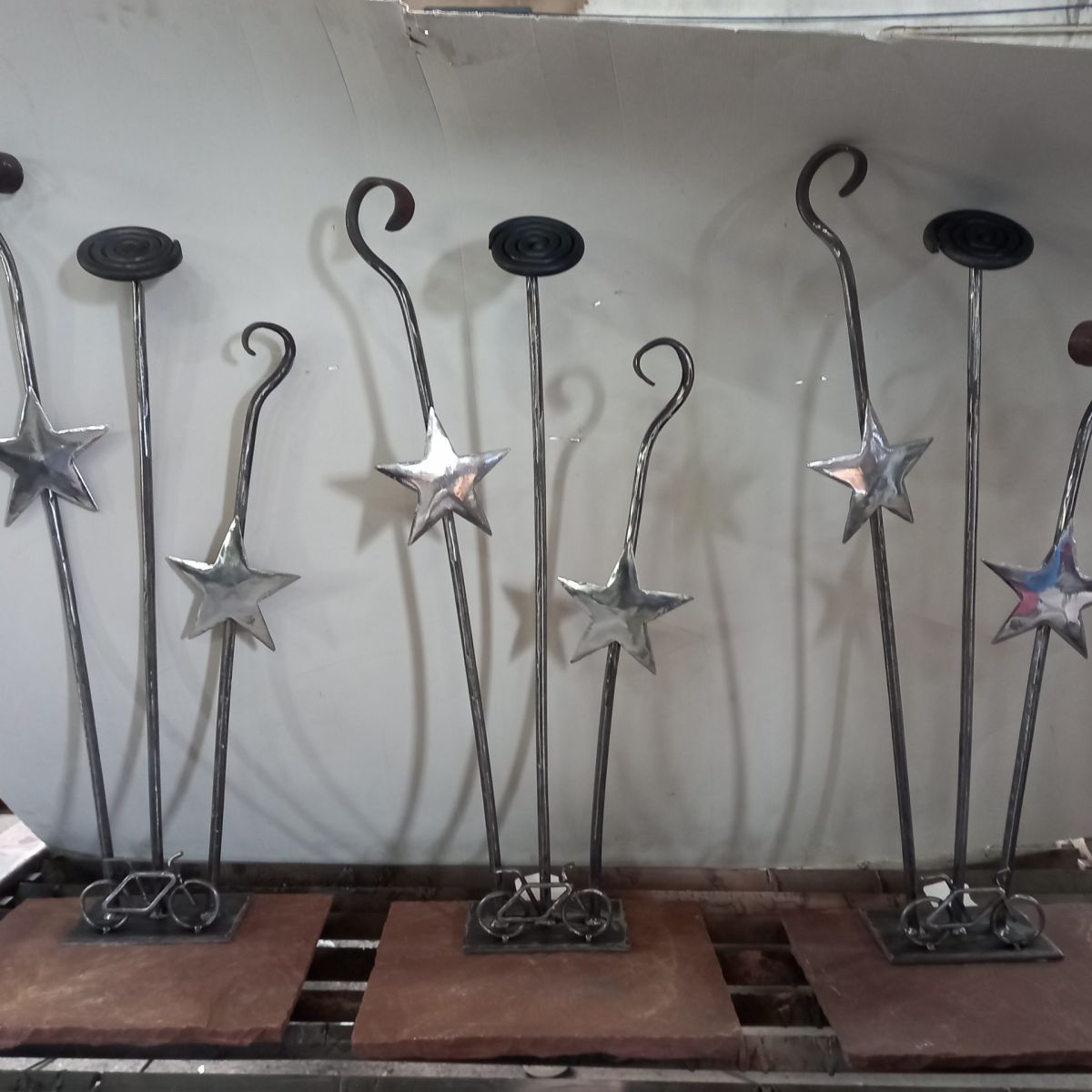 Foto de trabajo de esculturas y trofeos